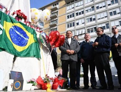 Papa no Gemelli, condições permanecem críticas, mas sem novas crises respiratórias