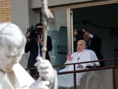 O Papa convalescente em Santa Marta, concelebra Missa na capela e continua terapia