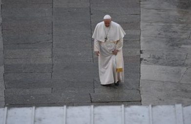 Aquela praça vazia e o pastor em sintonia com o mundo