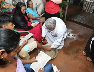 Rito do Lava-Pés leva fé católica à comunidade indígena no Noroeste