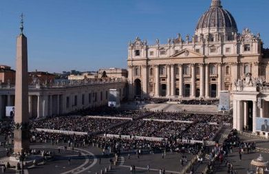 Catequese do Papa: aprendamos a adorar Deus na sua pequenez