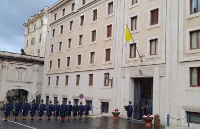 O Papa continua os tratamentos na Santa Marta, voz e mobilidade melhoram