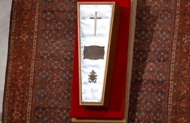 Realizado o rito de fechamento do caixão do Papa Francisco