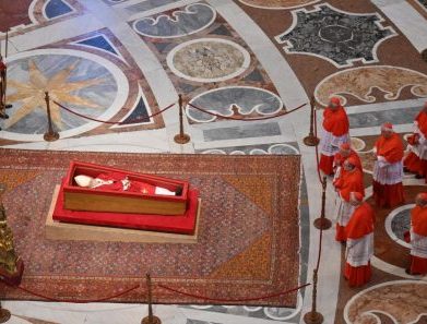 O corpo do Papa Francisco da Casa Santa Marta à Basílica de São Pedro