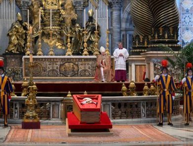 Em 25 de abril, o rito de fechamento do caixão do Papa Francisco