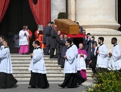 Cardeal Re: Francisco, um Papa com um coração aberto a todos
