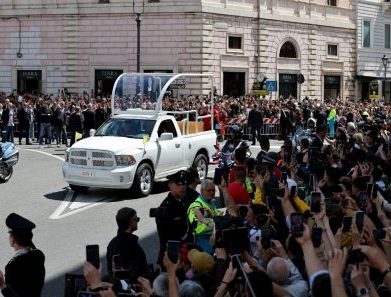 Milhares de pessoas no centro de Roma para o cortejo fúnebre de Francisco