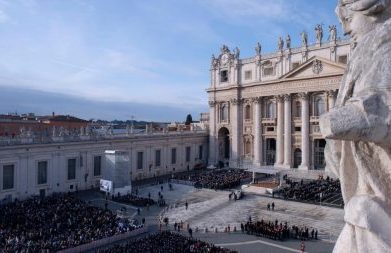O Papa: Jesus desce ao inferno de hoje das guerras e da dor dos inocentes