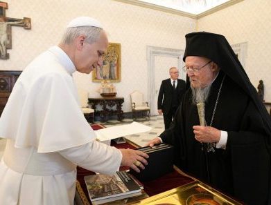 Bartolomeu encontra Leão XIV: “deseja ir a Nicéia”. Homenagem ao Papa Francisco