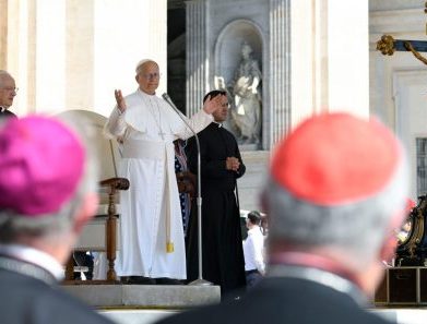 A proximidade aos cristãos e o apelo do Papa: rejeitar a vingança no Oriente Médio