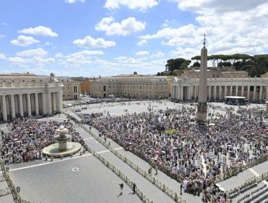 Papa no Angelus: não se pode rezar a Deus como “Pai” e depois ser duro com os outros