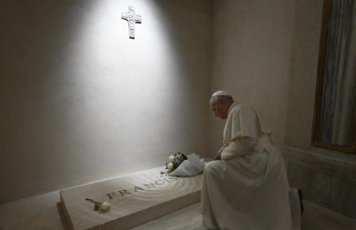 Leão XIV em oração no túmulo do Papa Francisco