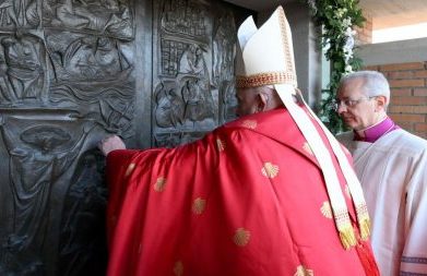 A porta que não se fecha: uma profecia de misericórdia para um mundo ferido