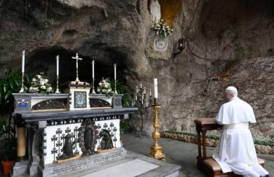 A oração de Leão XIV pelos enfermos na Gruta de Lourdes, no Vaticano