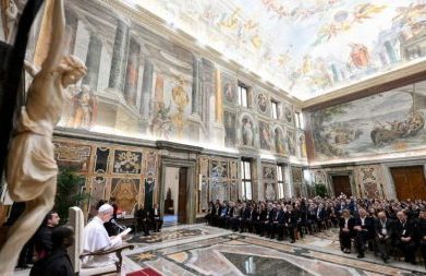 Papa: nenhum jovem deve ser deixado "no banco de reservas"