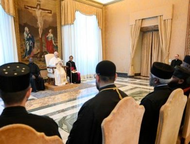 O Papa: quando desarmamos nossos corações, crescemos na caridade
