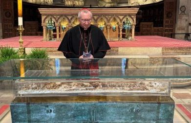 Parolin: a um mundo em ânsia e em guerra, São Francisco oferece alegria e fraternidade