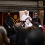 Papa a jornalistas: mostrar a guerra com seus sofrimentos, não como um videogame