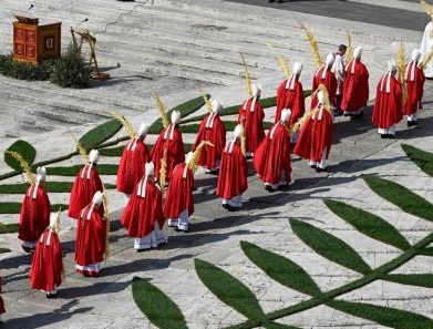Papa confia à Maria os crucificados de hoje: rejeitar a guerra com o Rei da paz