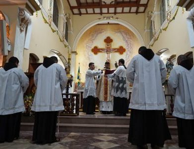 Vocação e serviço ao altar: frades recebem ministérios de Leitor e Acólito