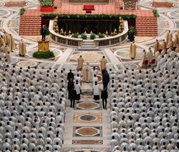 Papa na Missa do Crisma: renovar o "sim" a Jesus exige unidade para trazer a paz