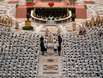 Papa na Missa do Crisma: renovar o "sim" a Jesus exige unidade para trazer a paz