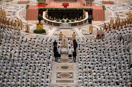 Papa na Missa do Crisma: renovar o "sim" a Jesus exige unidade para trazer a paz