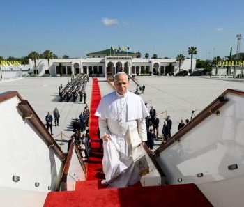 Papa deixa a Argélia para seguir a Camarões, segunda etapa da viagem à África