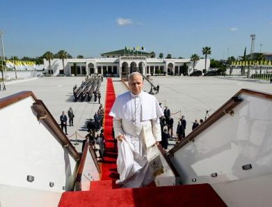 Papa deixa a Argélia para seguir a Camarões, segunda etapa da viagem à África