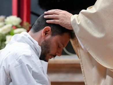 Padres e bispos não são anjos, são pessoas: mais humanidade e menos idealização