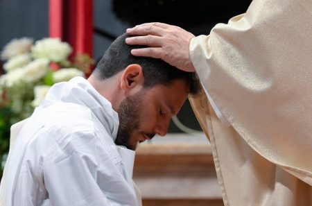 Padres e bispos não são anjos, são pessoas: mais humanidade e menos idealização