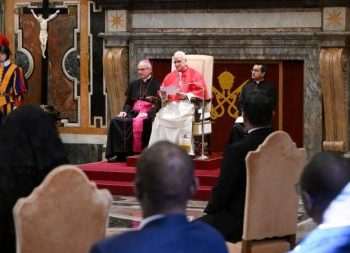 Papa: hoje se busca a paz com armas; é urgente fortalecer o diálogo e o multilateralismo