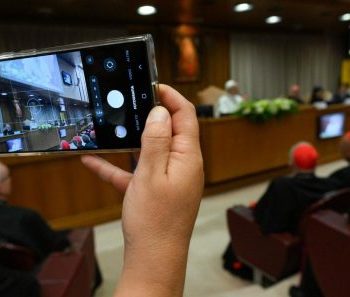 Conectados, mas sozinhos: o impacto da Inteligência Artificial na vida dos jovens