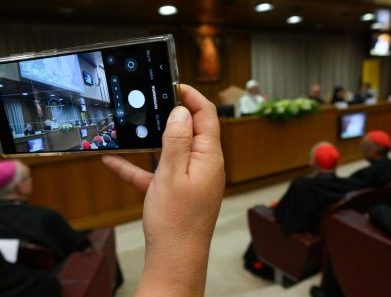 Conectados, mas sozinhos: o impacto da Inteligência Artificial na vida dos jovens