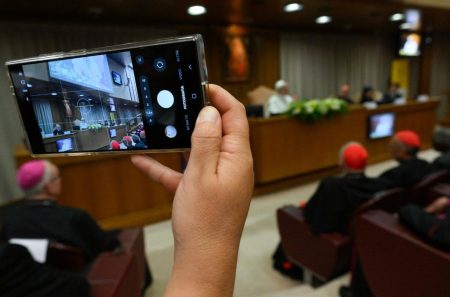 Conectados, mas sozinhos: o impacto da Inteligência Artificial na vida dos jovens