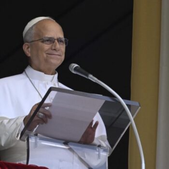O Papa: no deserto da guerra e da arrogância redescobrir a lógica da partilha e da caridade