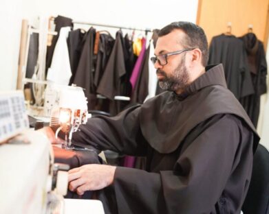 Frei Antônio Francisco: o trabalho por trás da confecção dos hábitos franciscanos