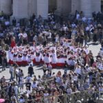 Fiéis na Praça São Pedro próximos ao Papa: rezamos por sua saúde, recupere-se logo