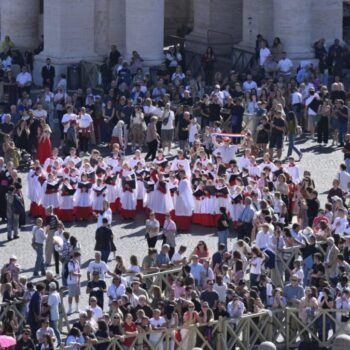 Fiéis na Praça São Pedro próximos ao Papa: rezamos por sua saúde, recupere-se logo