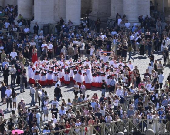 Fiéis na Praça São Pedro próximos ao Papa: rezamos por sua saúde, recupere-se logo