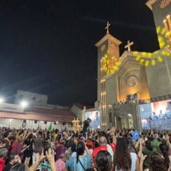 Fé que atravessa o Brasil e caminha pelas ruas de Manaus