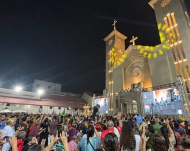 Fé que atravessa o Brasil e caminha pelas ruas de Manaus